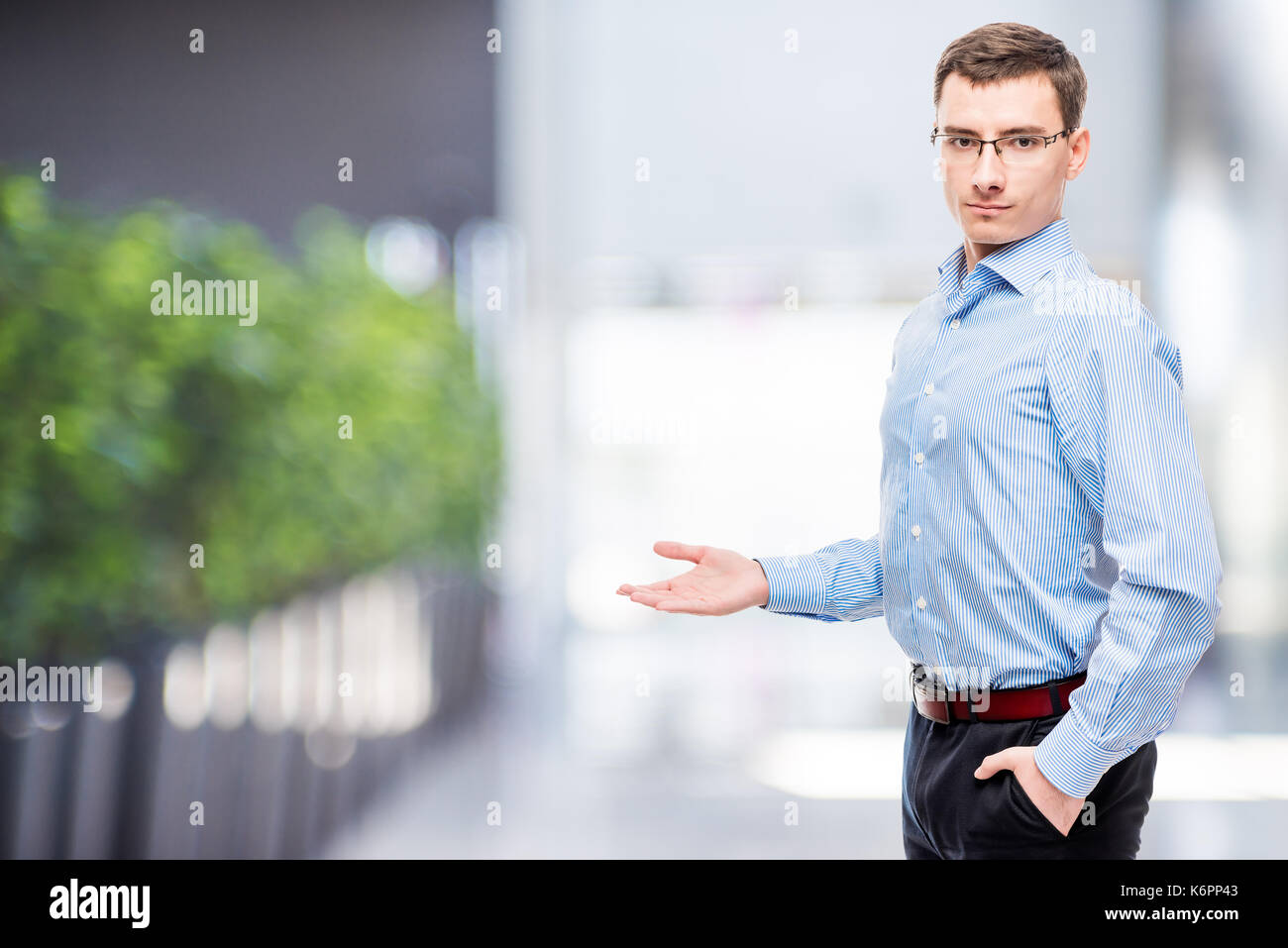 Der Chef zeigt seine Hand an der Seite, der Raum auf der linken Seite im Büro Stockfoto