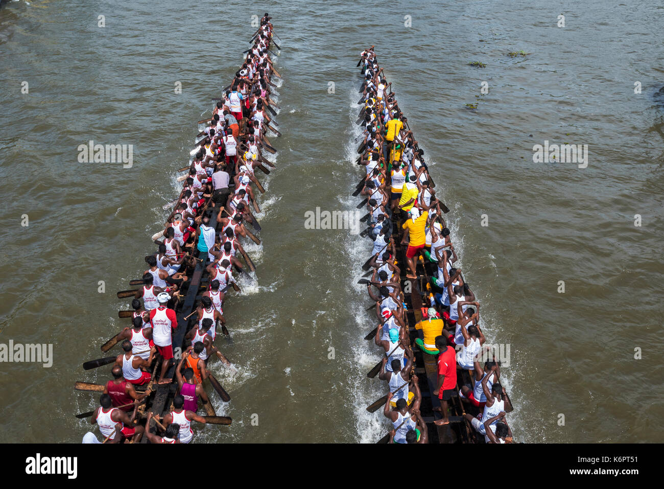 Ein spannendes Rennen zwischen zwei Mannschaften. Die Männer im Boot stehen die Trainer, die die Ruderer Guide die Boote in einem rythemic Weise zu rudern. Stockfoto