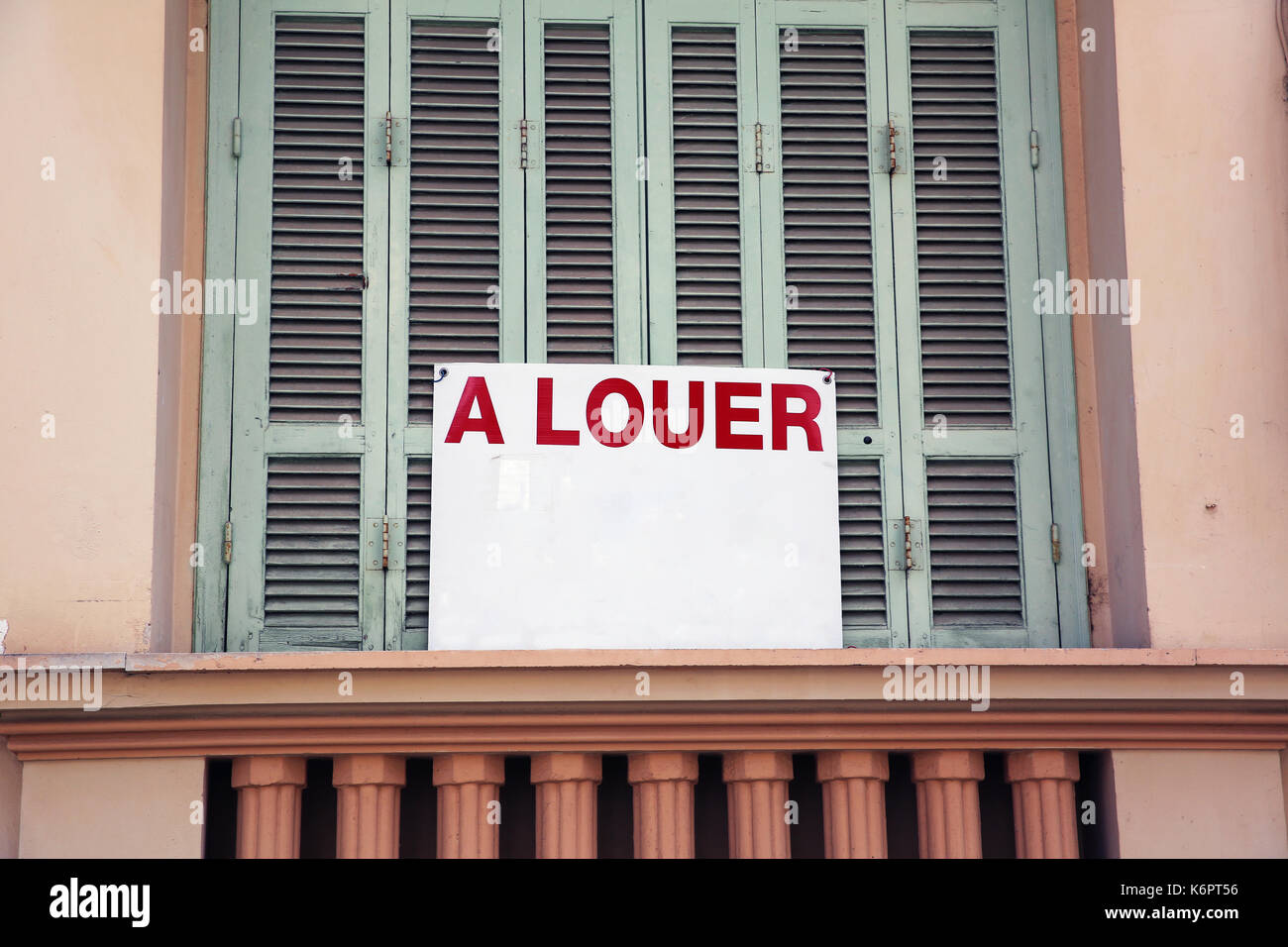Wohnung zu vermieten Schild vor einem Wohnhaus in Nizza, Frankreich Stockfoto