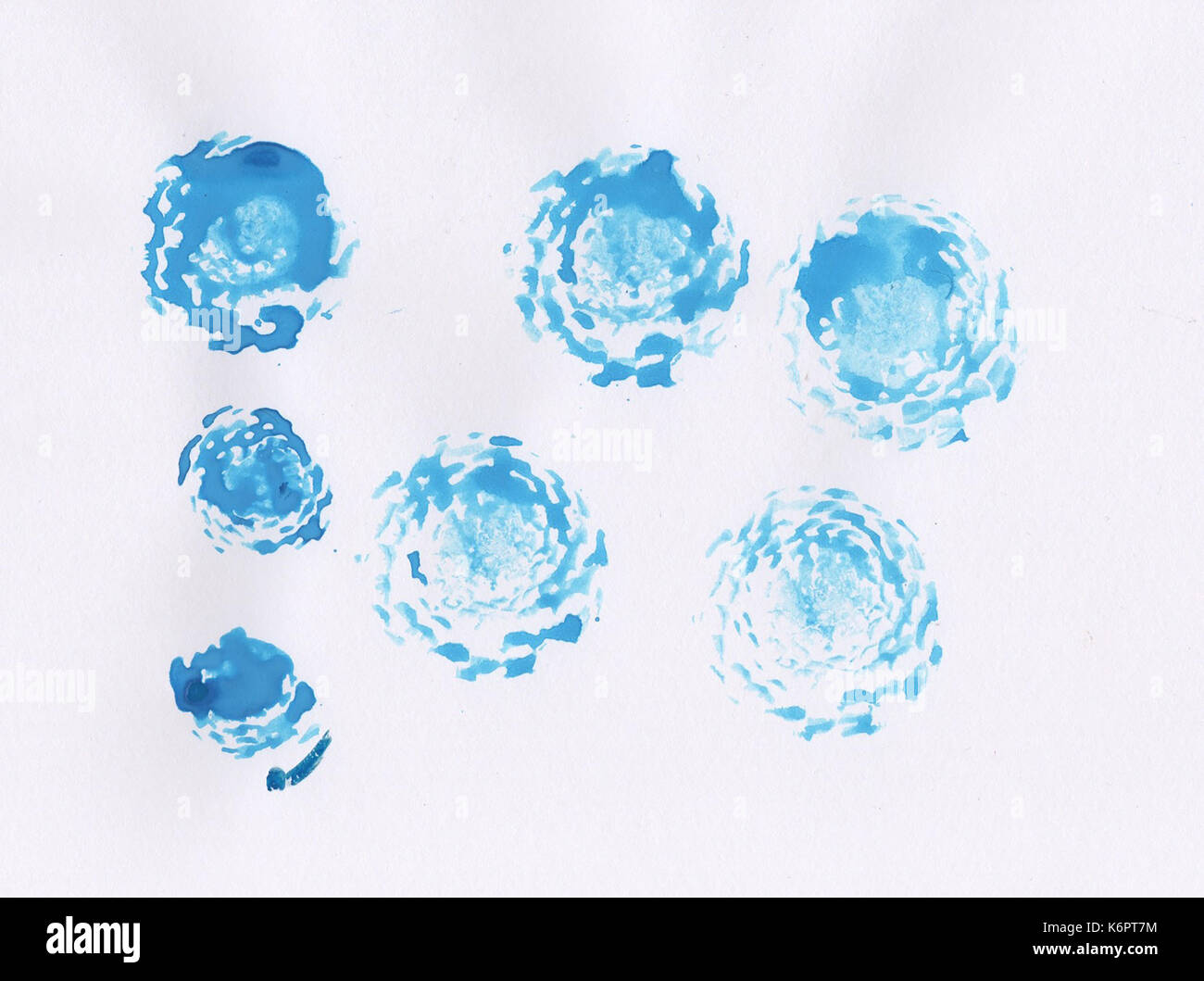 Abstrakte Aquarell blaue Kreise auf weißem Hintergrund. Stockfoto