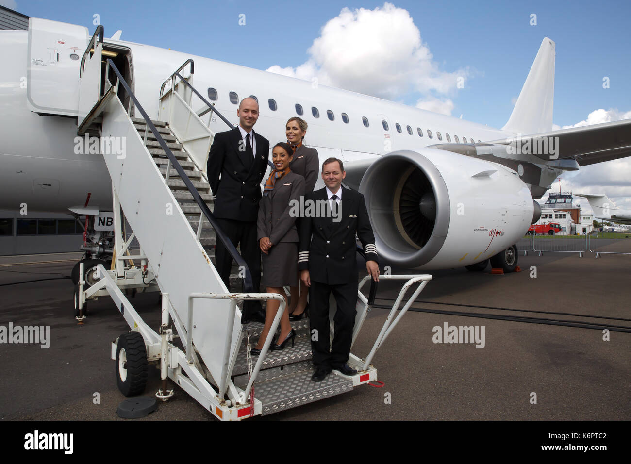 Mannschaft stand auf dem Flugzeug, die bei der Air Charter Expo 2017 am Flughafen London Biggin Hill Stockfoto