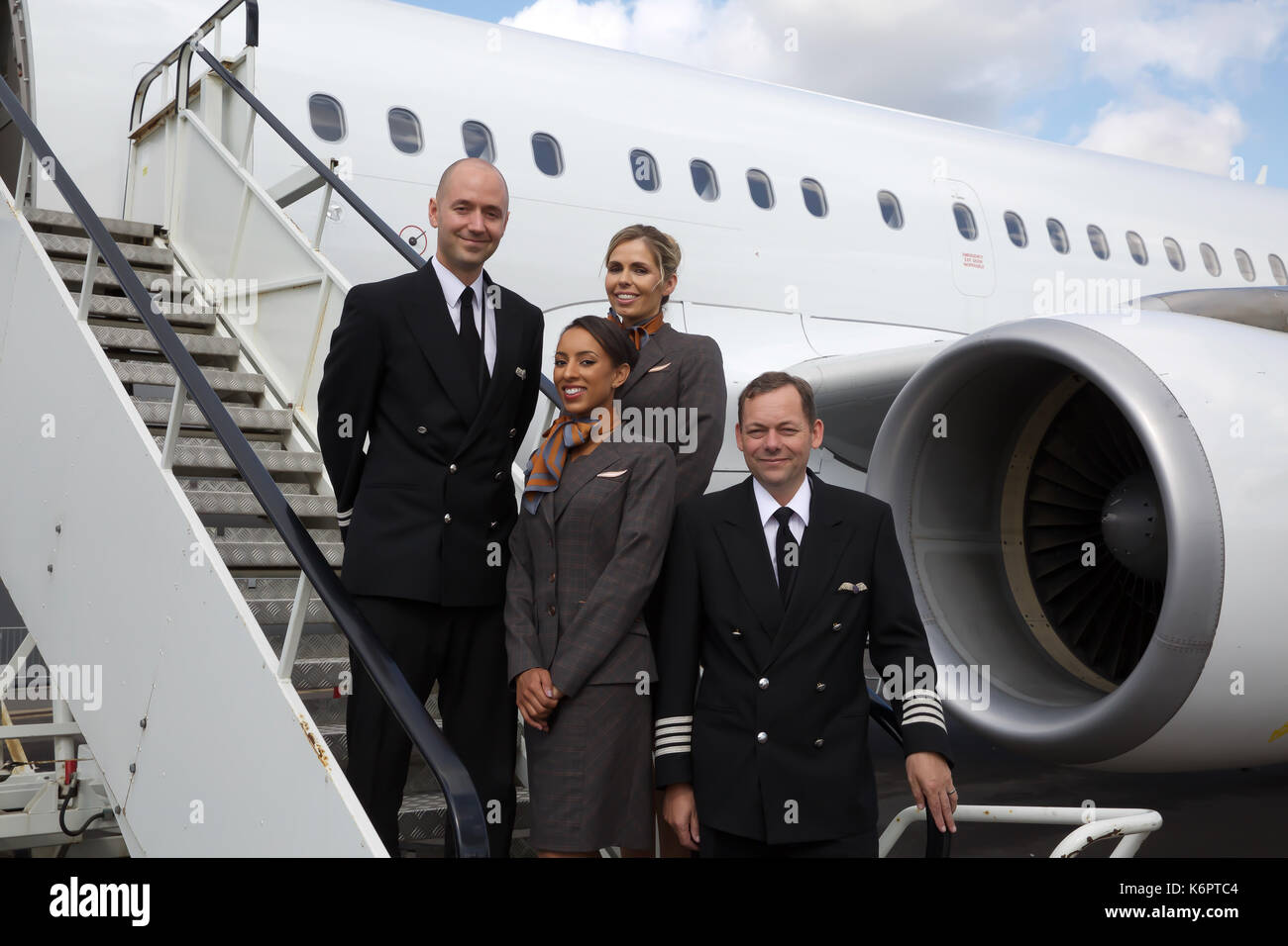 Mannschaft stand auf dem Flugzeug, die bei der Air Charter Expo 2017 am Flughafen London Biggin Hill Stockfoto