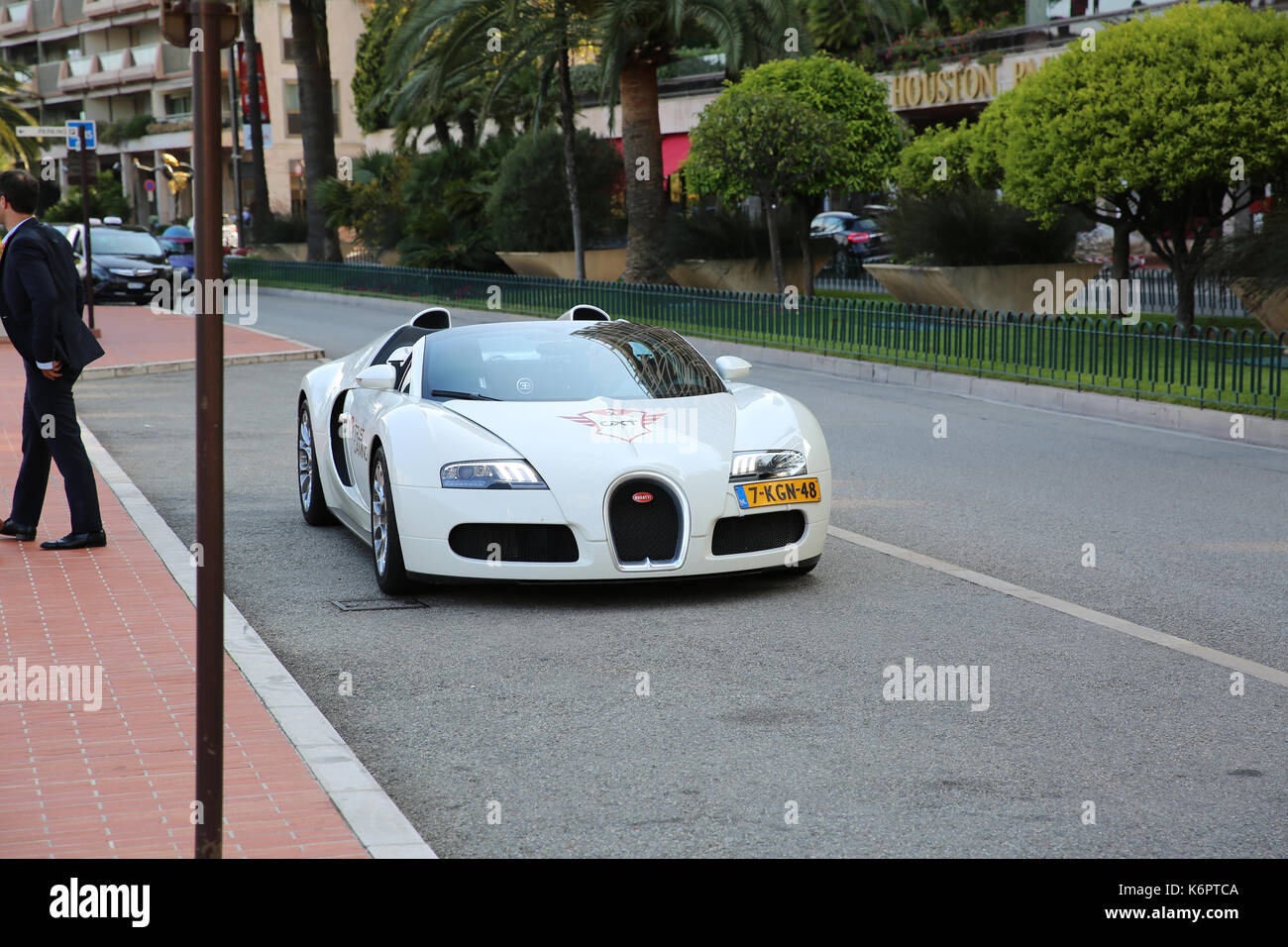 Monte Carlo, Monaco - 17. Mai 2016: Weiße Supersportwagen Bugatti Veyron 16.4 Grand Sport geparkt Vor dem Grimaldi Forum in Monaco Stockfoto