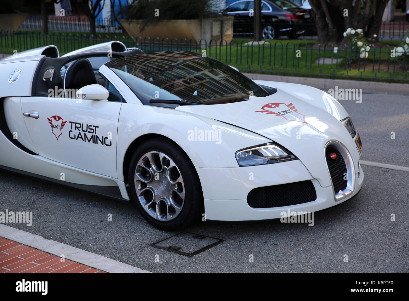 Monte Carlo, Monaco - 17. Mai 2016: Weiße Supersportwagen Bugatti Veyron 16.4 Grand Sport (Seitenansicht) Vor dem Grimaldi Forum in Monaco geparkt Stockfoto