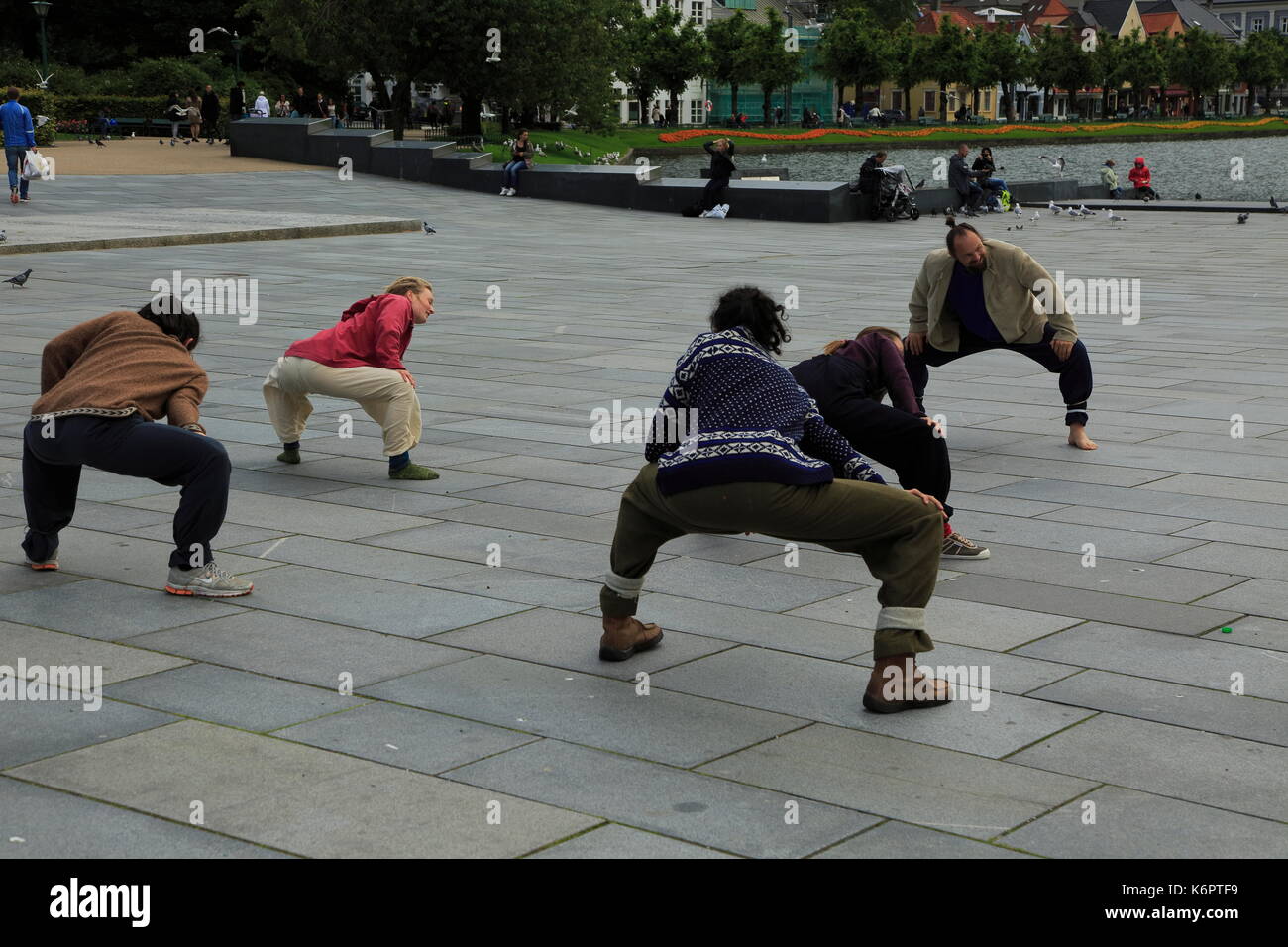 Tai Chi klasse Ausübung im öffentlichen Raum im Zentrum, Bergen, Norwegen Stockfoto