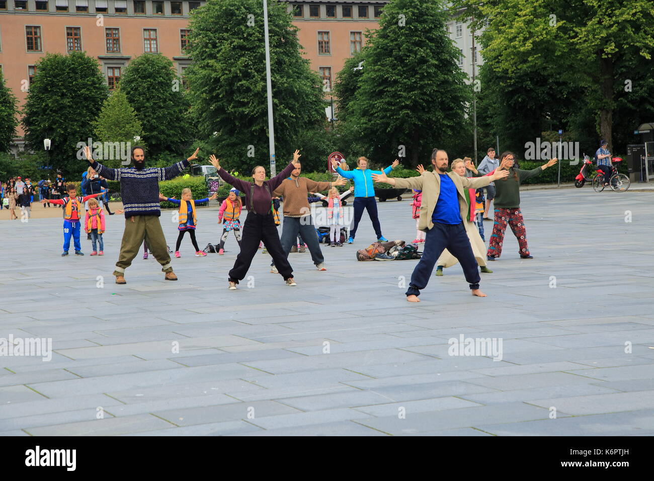 Tai Chi klasse Ausübung im öffentlichen Raum im Zentrum, Bergen, Norwegen Stockfoto