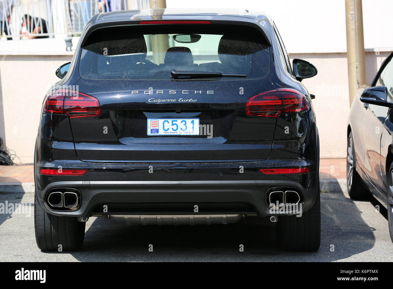 Monte Carlo, Monaco - 18. Mai 2016: Luxus schwarzen SUV Porsche Cayenne Turbo geparkt Vor dem Fairmont Monte Carlo Hotel Stockfoto