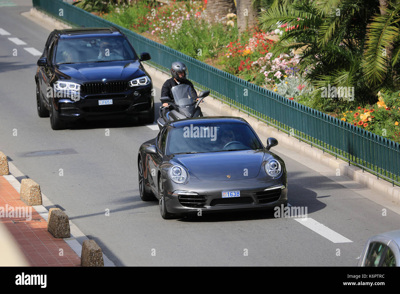 Monte Carlo, Monaco - 18. Mai 2016: Schöne Frau, die einen teuren Porsche 911 Carrera S auf der Avenue Princesse Grace in Monte Carlo, Monaco in der Stockfoto