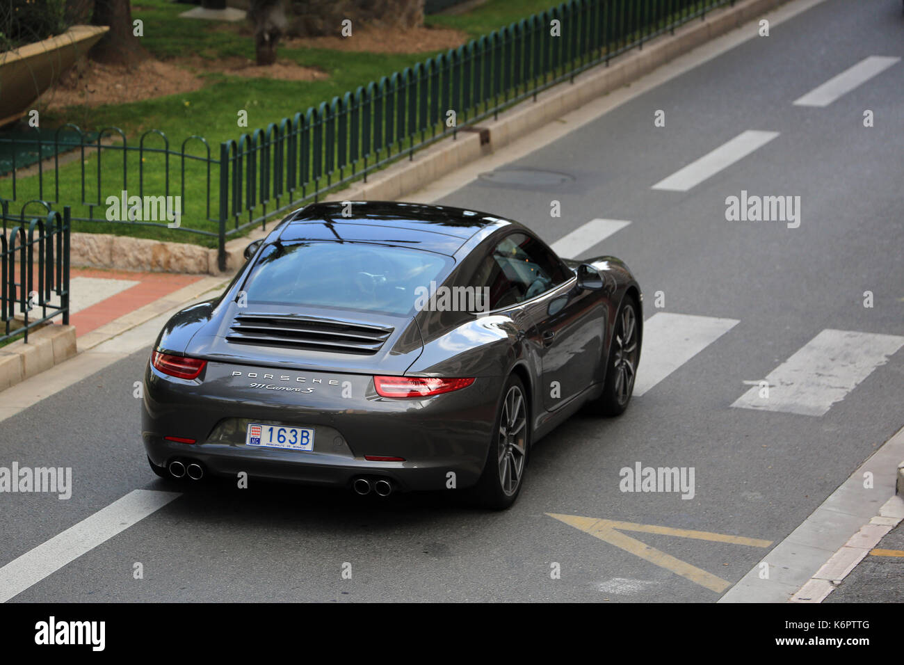 Monte Carlo, Monaco - 18. Mai 2016: Luxus schwarz Porsche 911 Carrera S auf der Avenue Princesse Grace in Monte Carlo, Monaco im Süden Frankreichs Stockfoto