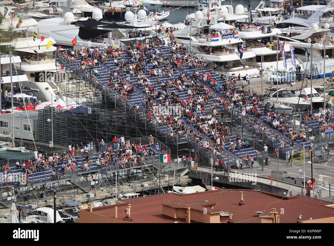 La Condamine, Monaco - 28. Mai 2016: viele Zuschauer auf den Tribünen und Leute auf Yachten für den Monaco Formel 1-Grand Prix 2016 Stockfoto