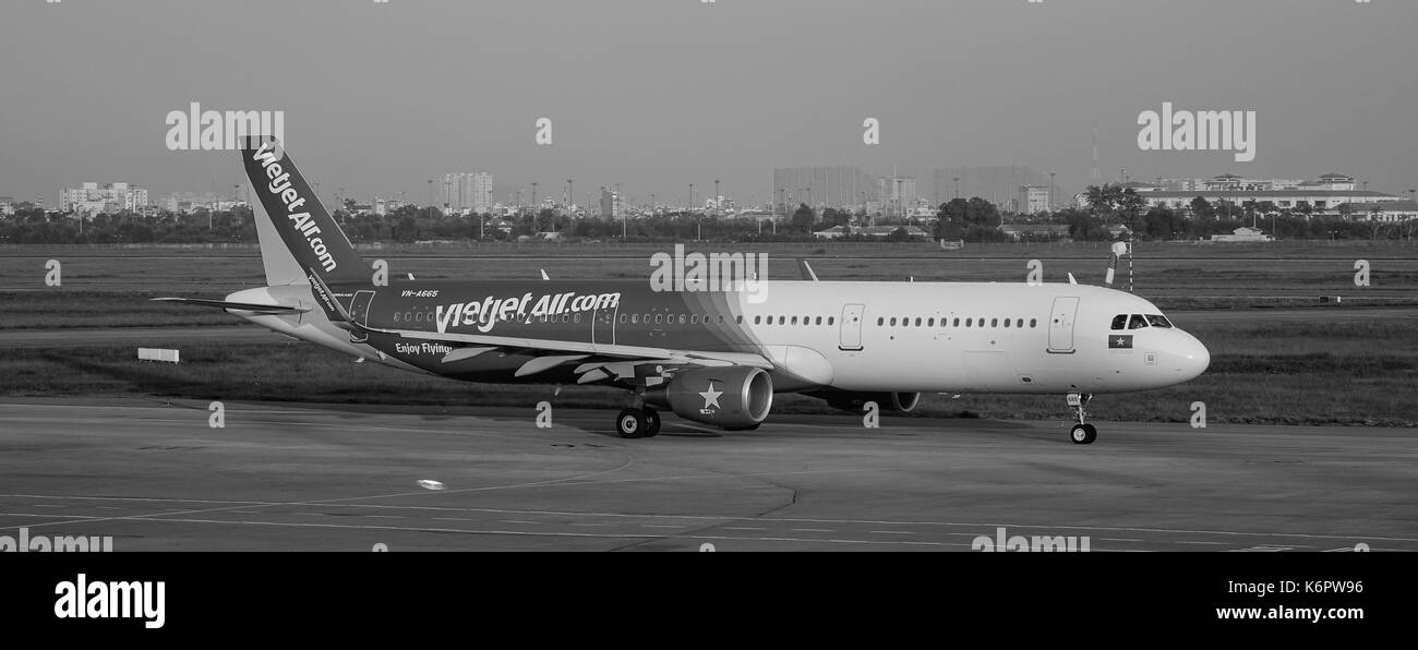 Singapur - Dec 14, 2015. Eine Vietjet Flugzeug auf der Startbahn auf dem internationalen Flughafen Changi in Singapur. Changi ist einer der größten Transport h Stockfoto
