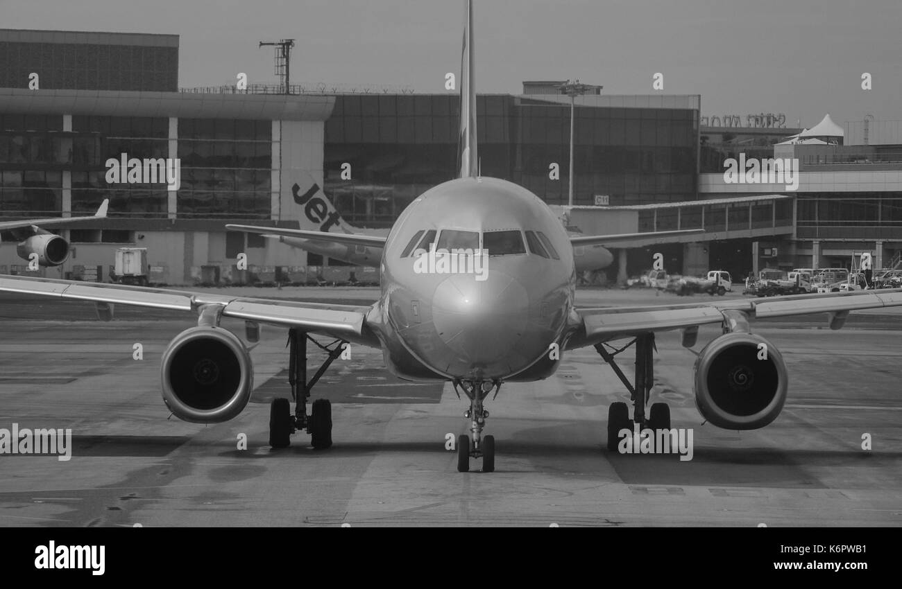Singapur - Dec 14, 2015. Ein ziviles Flugzeug auf der Startbahn auf dem internationalen Flughafen Changi in Singapur. Changi ist einer der größten Verkehrsknotenpunkt Stockfoto