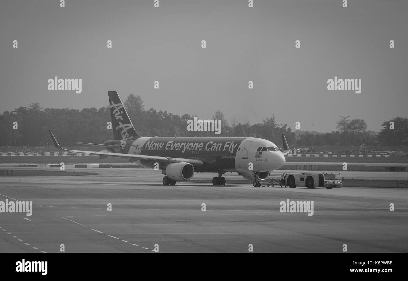 Singapur - Dec 14, 2015. Ein AirAsia Flugzeug auf Start- und Landebahn am Flughafen Changi Itl in Singapur. Changi ist einer der größten Verkehrsknotenpunkte in So Stockfoto