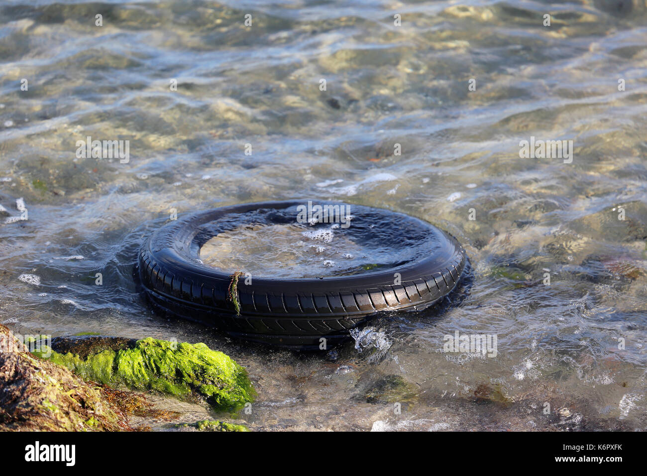 Reifen und belasten das Wasser des Ozeans Stockfoto