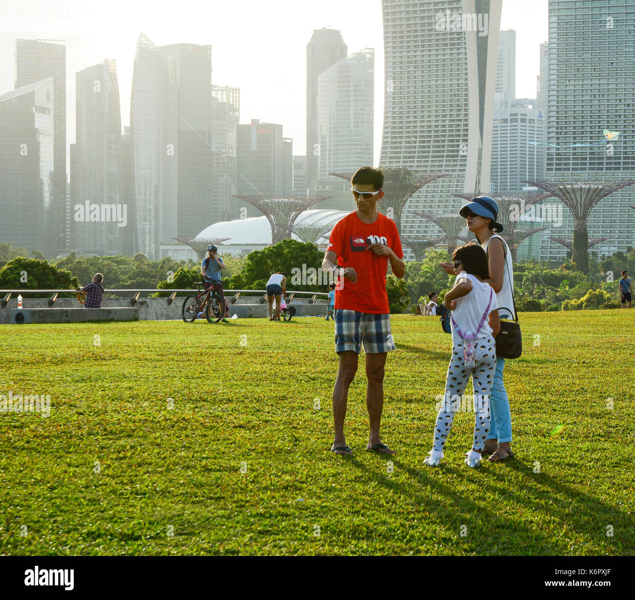 Singapur - Mar 12, 2016. Eine Familie spielen im Green Park in Singapur. Ausgewachsene Bäume sind eine natürliche Erbe von Singapur und dienen als wichtige gre Stockfoto