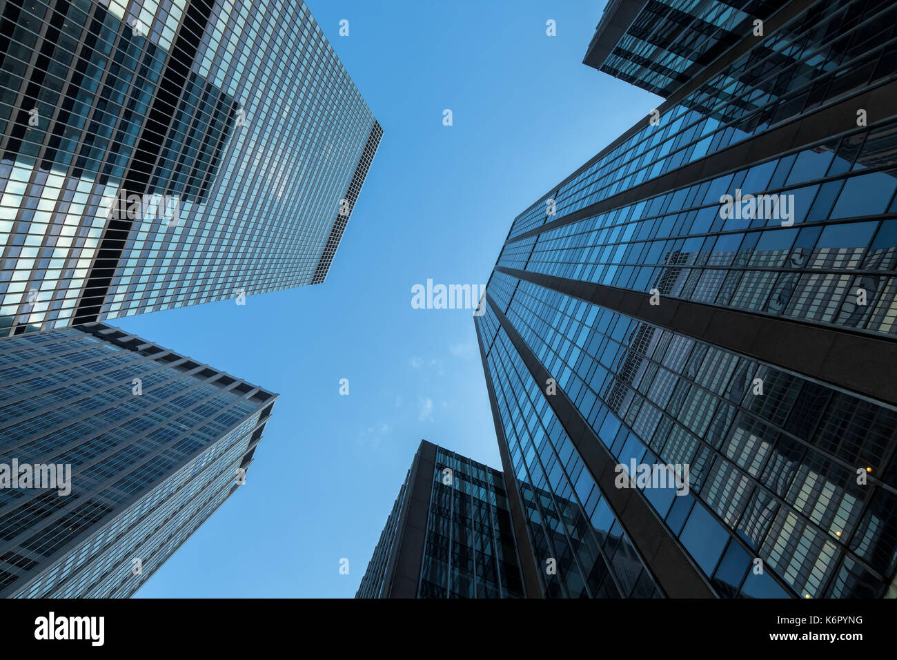 Blick auf die architektonischen Strukturen der New York City Skylines im niedrigen Winkel, New York City, New York. Stockfoto