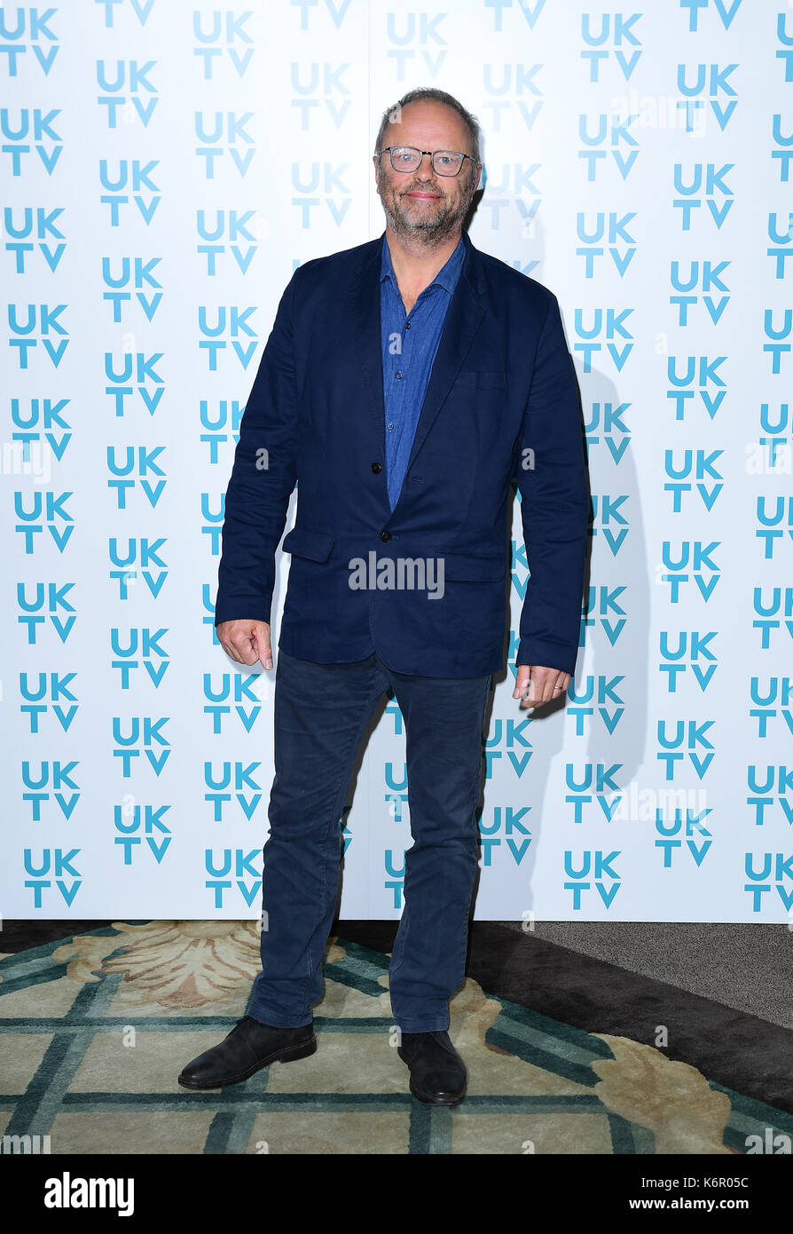 Robert Llewellyn für die uktv Live neue Saison starten im Claridge's Hotel, London anreisen. Stockfoto