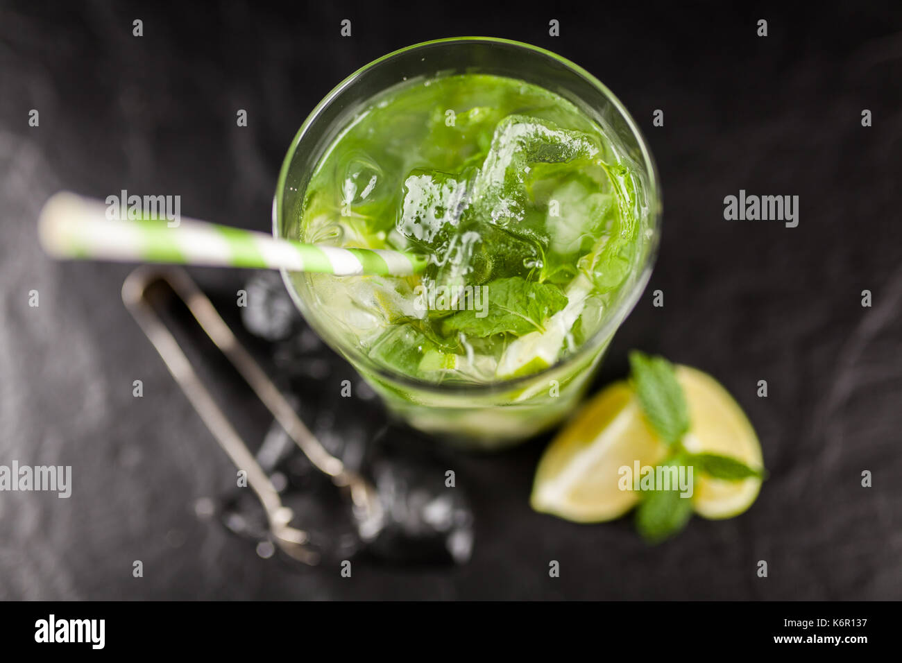 Mojito cocktail auf dunklem Hintergrund Stockfoto