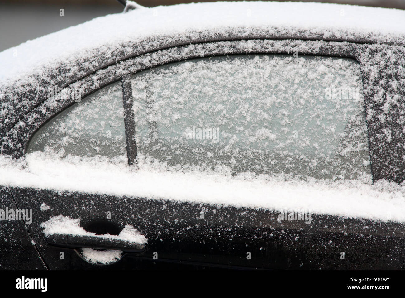 Kalten verschneiten Auto im Winter Stockfoto