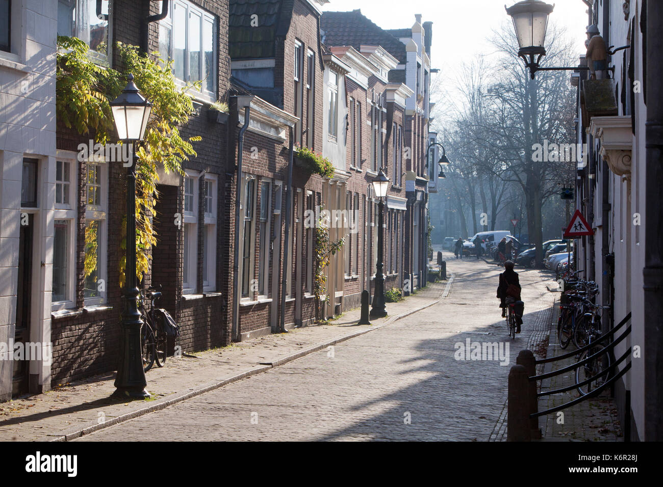 Typische Straße und ein Radfahrer in Gouda, Niederlande Stockfoto