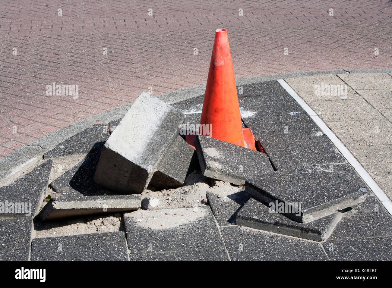 Bürgersteig bergschäden an der Ecke der Straße Stockfoto