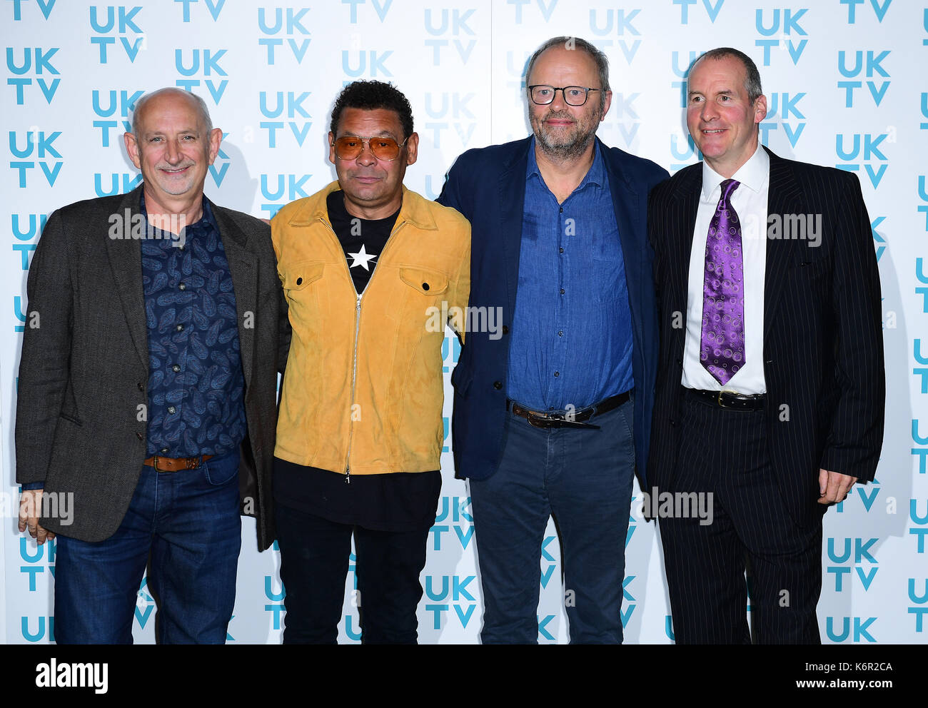 Von Links nach Rechts, Doug Naylor, Craig Charles, Robert Llewellyn und Chris Barrie ankommen für die uktv Live neue Saison starten im Claridge's Hotel, London. Stockfoto