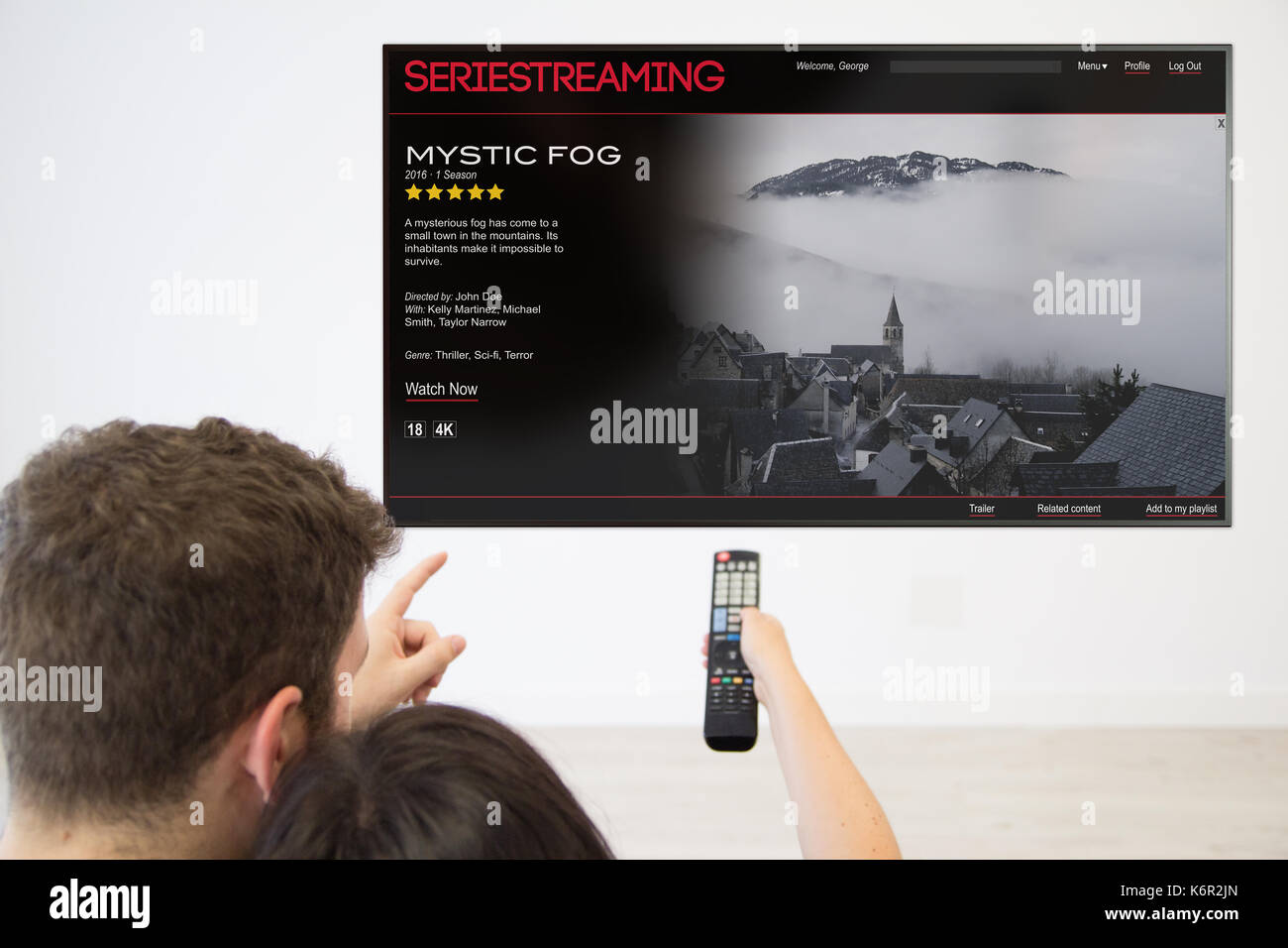 Ansicht von hinten Paar Auswahl einer Serie auf einer Streaming Plattform zu Hause im Fernsehen zu wach. Stockfoto