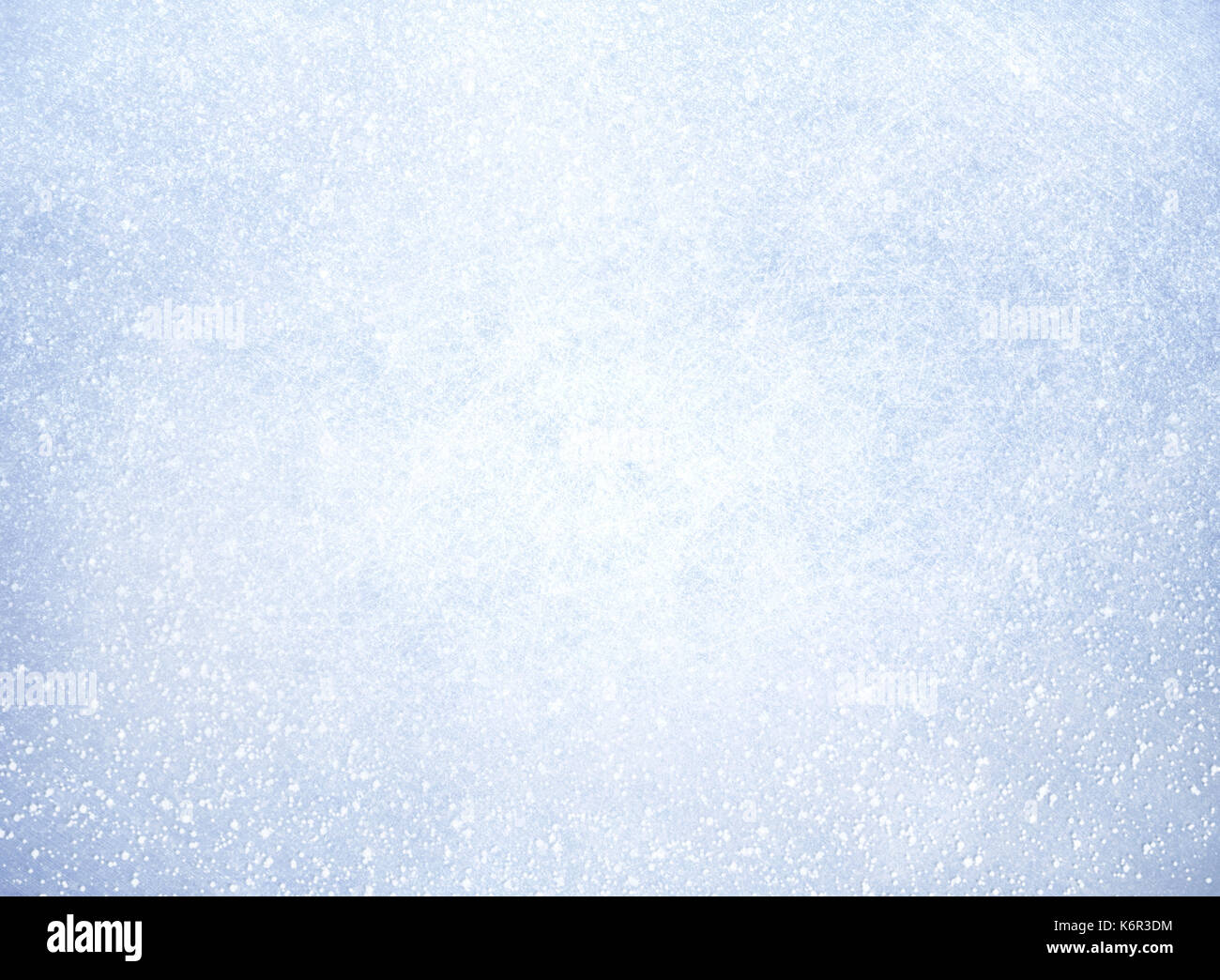 Gefrorene Textur durch eine dünne Schicht Schnee bedeckt - Winter Material Stockfoto