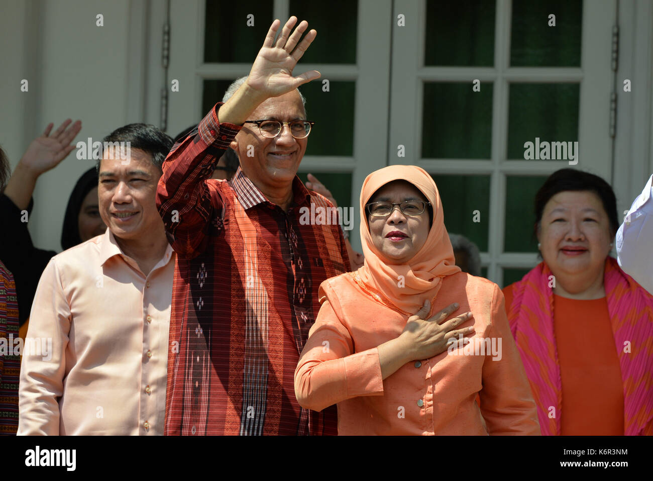 Singapur. 13 Sep, 2017. Der ehemalige Sprecher des Parlaments Halimah Yacob (2. R) ihre Anhänger an der People's Association Sitz in Singapur Grüße an Sept. 13, 2017. Halimah Yacob war achter Singapurs Präsident und der erste weibliche eins auf die Nominierung Tag erklärt. Credit: Dann Chih Wey/Xinhua/Alamy leben Nachrichten Stockfoto