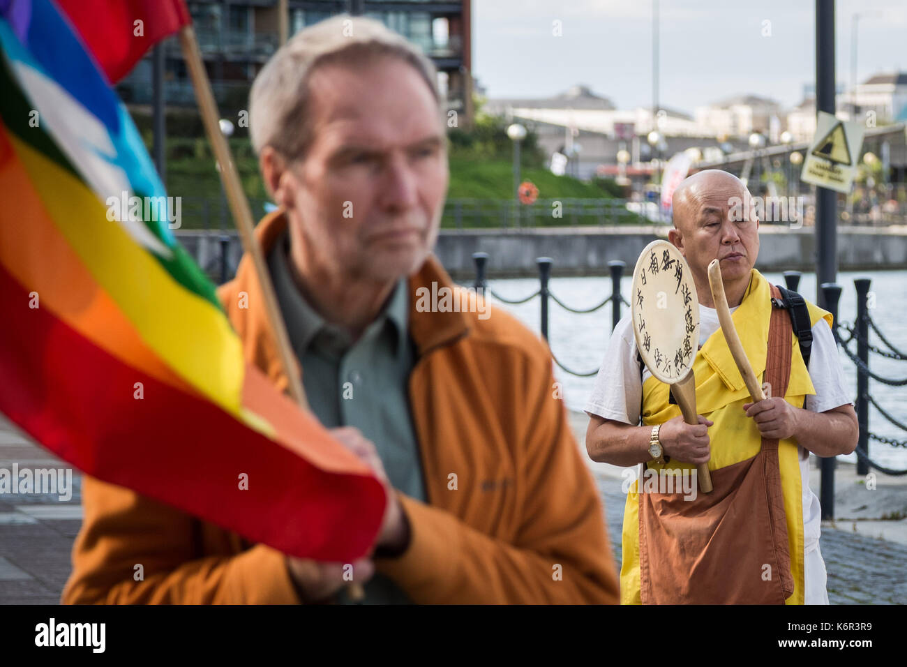 London, Großbritannien. 12. September 2017. Japanische buddhistische Mönche melden Sie die Proteste gegen DSEi Arme Fair (Defence and Security Equipment International), dem weltweit größten Waffen-Messe in Excel Centre in East London statt. Credit: Guy Corbishley/Alamy leben Nachrichten Stockfoto