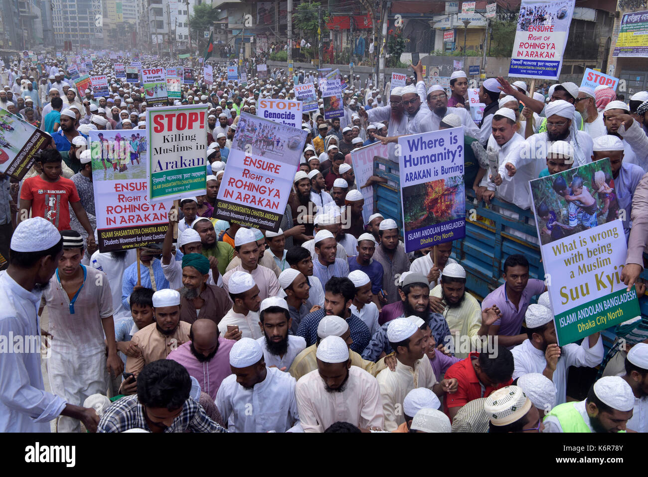 Dhaka, Bangladesch. 13 Sep, 2017. DHAKA, BANGLADESCH - 31. AUGUST 2017: Anhänger von Bangladesch Islami Andolan Teil in einem Protest und März in Richtung Myanmar Botschaft gegen den letzten Angriff auf die Myanmar Minderheit Rohingya Menschen durch Myanmar Govt., Dhaka, Bangladesh, 13. September 2017. Credit: SK Hasan Ali/Alamy leben Nachrichten Stockfoto