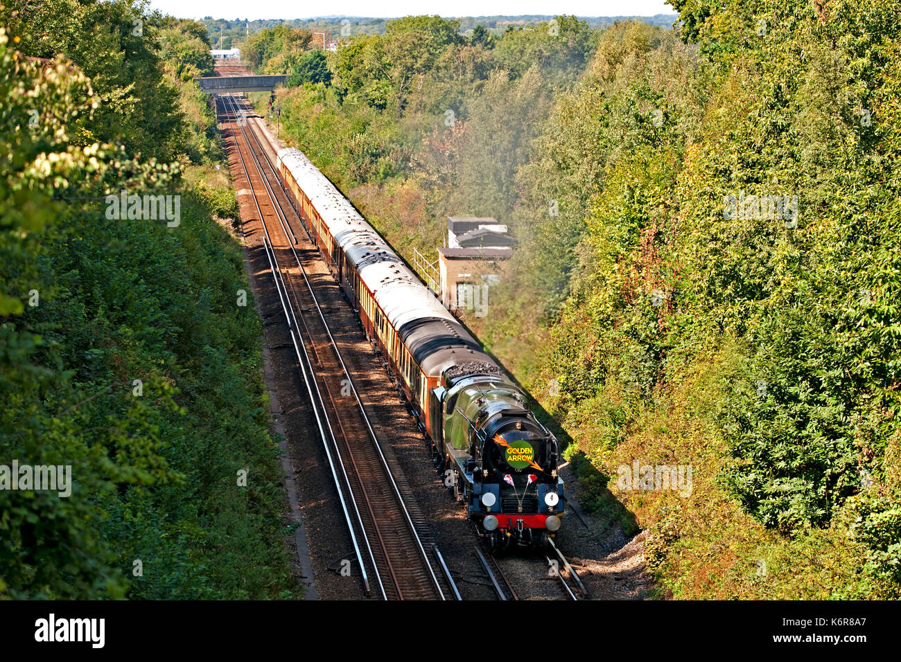 Tonbridge, Kent, Großbritannien. 13 Sep, 2017. Die spezielle Charter Zug feiert der Southern Railway berühmten Pullman Boot Zug, den "goldenen Pfeil", die von 1929 bis 1972 lief. Der Zug, organisiert von herfordshire Railtours, lief von London Victoria nach Dover und zurück. Die Dampflokomotive, 35028 'Clan' ursprünglich von Service wurde 1967 zurückgezogen und wurde von einem Preservation Society für die Restaurierung gekauft. Clan Leitung zurück zu Dampf 1974 und wird jetzt zur renommierten besondere Züge auf der Hauptstrecke zu schleppen. Quelle: Patrick nairne/Alamy leben Nachrichten Stockfoto