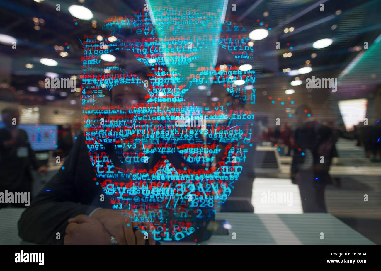 ExCel, London, UK. 13 Sep, 2017. Verteidigung und Sicherheit Equipment International (DSEI), die Welten, die globale Verteidigung und Sicherheit Veranstaltung läuft vom 12. bis 15. September 2017 präsentiert die neuesten Anlagen und Systemen. Ein Mitglied der BAE Systems Team Uhren eine Präsentation über den Terrorismus, Hacking und staatlich geförderte Spionage auf der BAE stehen. Credit: Malcolm Park/Alamy Leben Nachrichten. Stockfoto