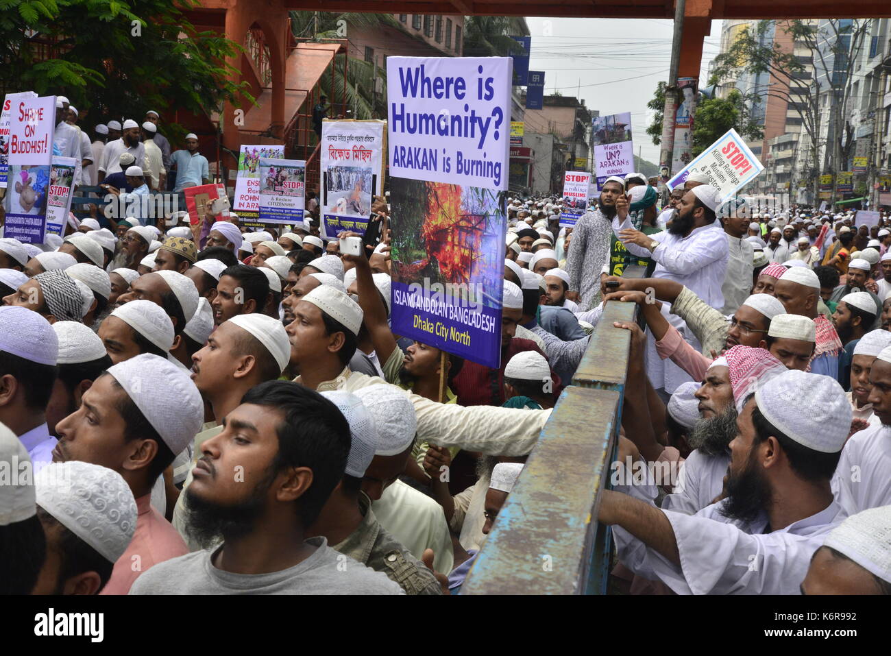 Dhaka, Bangladesch. 13 Sep, 2017. Die Islamistische politische Organisation namens "Islami Andolan Bangladesch" eine im März zu Myanmar Botschaft in Dhaka, der Baitul Mukarram National Mosque anspruchsvolle stoppen Völkermord auf Rohingya in Dhaka, Bangladesh. Am 13. September 2017 Quelle: Mamunur Rashid/Alamy leben Nachrichten Stockfoto