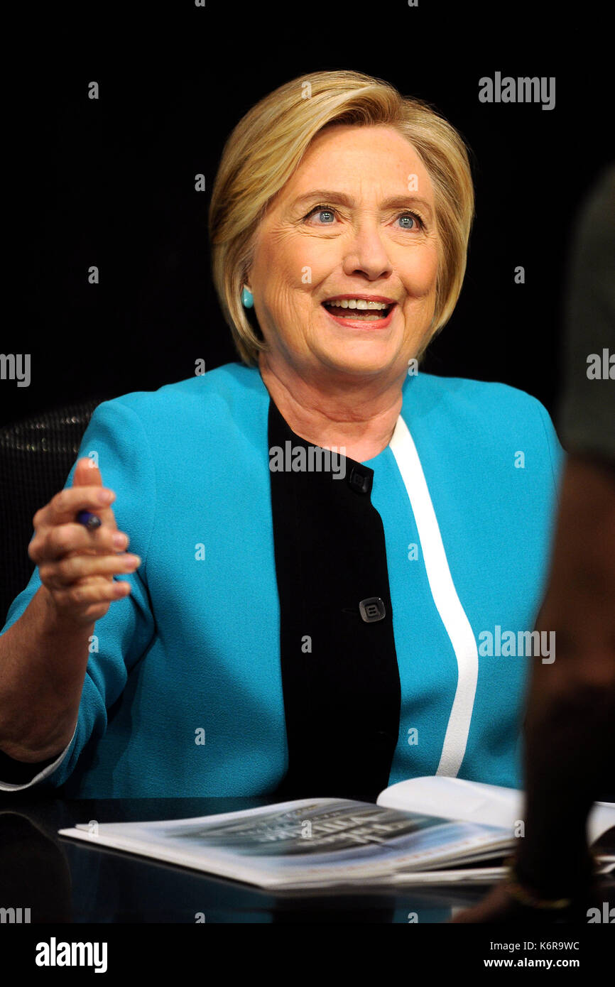 New York, USA. September 2017. Hillary Clinton unterzeichnet am 12. September 2017 in New York City Kopien ihres Buches "Was geschah" auf dem Barnes & Noble Union Square. Quelle: Geisler-Fotopress/Alamy Live News Stockfoto