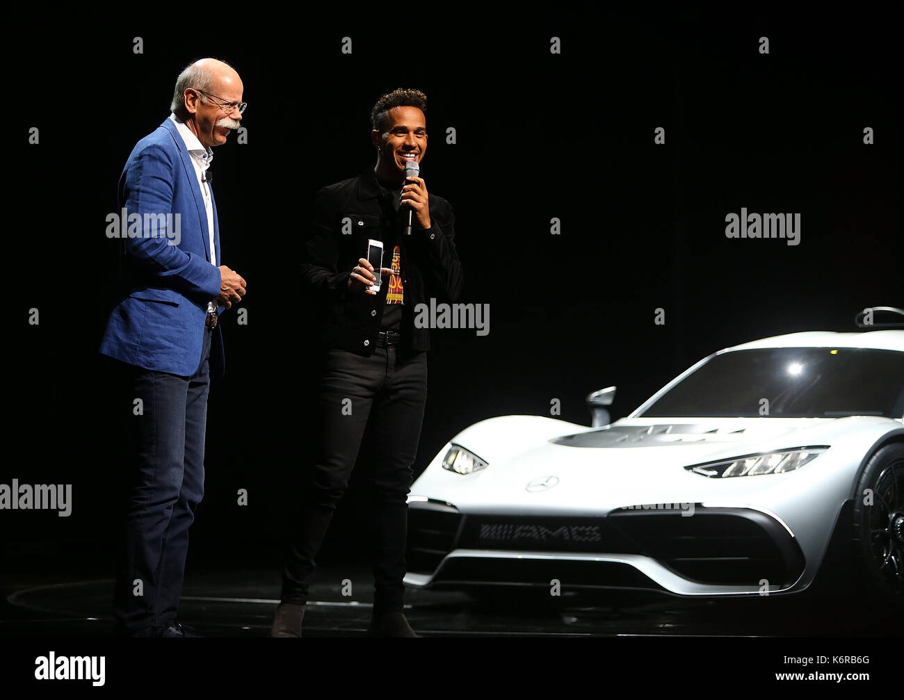 12.09.2017, Messegelände, Frankfurt, 67. IAA Pkw Frankfurt/Main, 14. - 24. September 2017, im Bild Pressekonferenz Mercedes Benz Projece, vorgestellt von Formel 1 Fahrer Lewis Hamilton, Dr. Dieter Zetsche (Vorstandsvorsitzender der Daimler AG) Foto: Cronos/Hasan Bratic Stockfoto