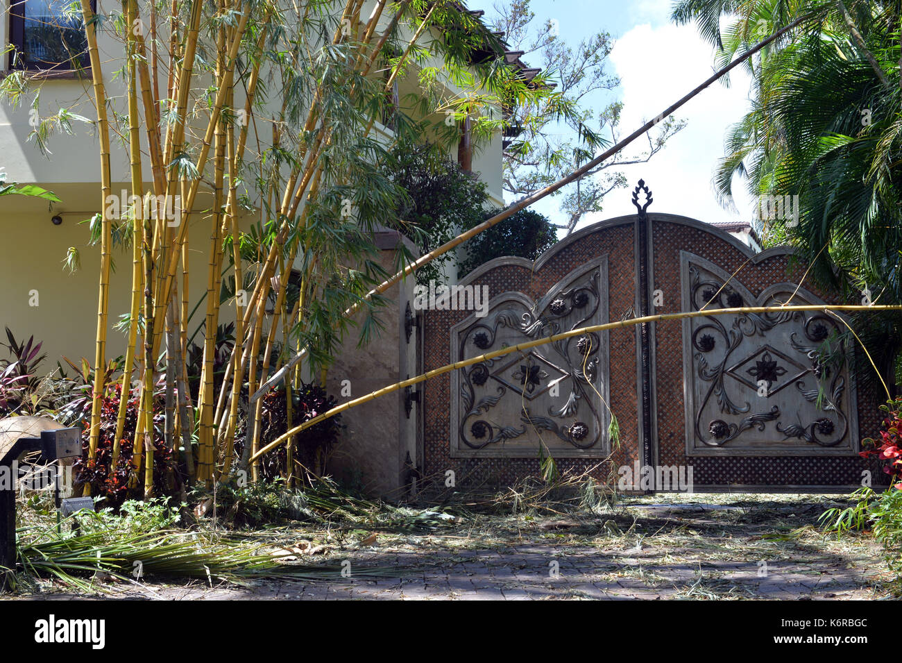 MIAMI BEACH, FL - 13. SEPTEMBER: (exklusive Deckung) *** KEINE NY TAGESZEITUNGEN *** *** EDITORIAL NUR VERWENDEN *** Auswirkungen extremer Kategorie 5 Hurrikan Irma waren nicht für die armen Vorbehalten als Star Island', wo einige der reichsten Menschen der Welt live' verwüstet wurde, aber der Rath des Hurrikans Irma, die Heimat von Miami Hausfrau Lisa Hochstein, Rapper Sean Combs, Rechtsanwalt Roy Black und Rosie O'Donnell nur wenige am 13. September 2017 in Miami Beach, Florida Personen: Sean Combs Haus Star Island Quelle: MPI122/MediaPunch Stockfoto