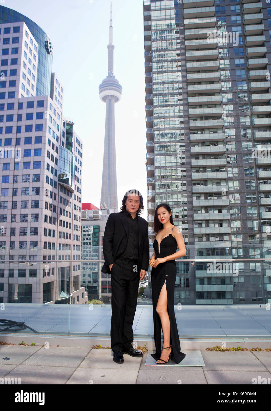 Toronto, Kanada. 13 Sep, 2017. Direktor Zhao Hantang (L) und Schauspielerin Jiang Yiyan posieren für Fotos mit der Canadian National Tower (CN Tower) vor der Pressekonferenz der nordamerikanischen Premiere des chinesischen Films eventy - Sieben Tage" in Toronto, Kanada, Sept. 13, 2017. Credit: Zou Zheng/Xinhua/Alamy leben Nachrichten Stockfoto