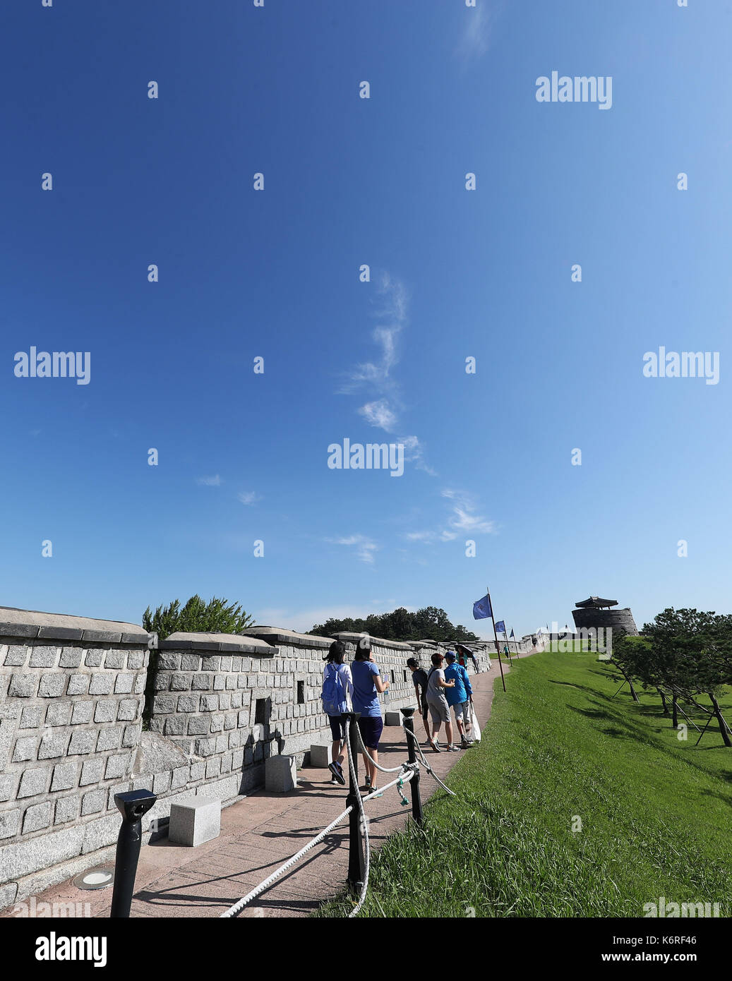 Touristen zu Fuß Trail an der alten Festung Besucher eine Spur nach dem Koreanischen herbst himmel in der Nähe von Changryongmun, eines der Tore von Hwaseong Festung in Suwon, die zum UNESCO-Weltkulturerbe ernannt, südlich von Seoul, on Sept. 14, 2017. (Yonhap) / 2017-09-14 10:27:47/ <1980-2017 YONHAPNEWS AGENTUR. . > Photo via Newscom Stockfoto