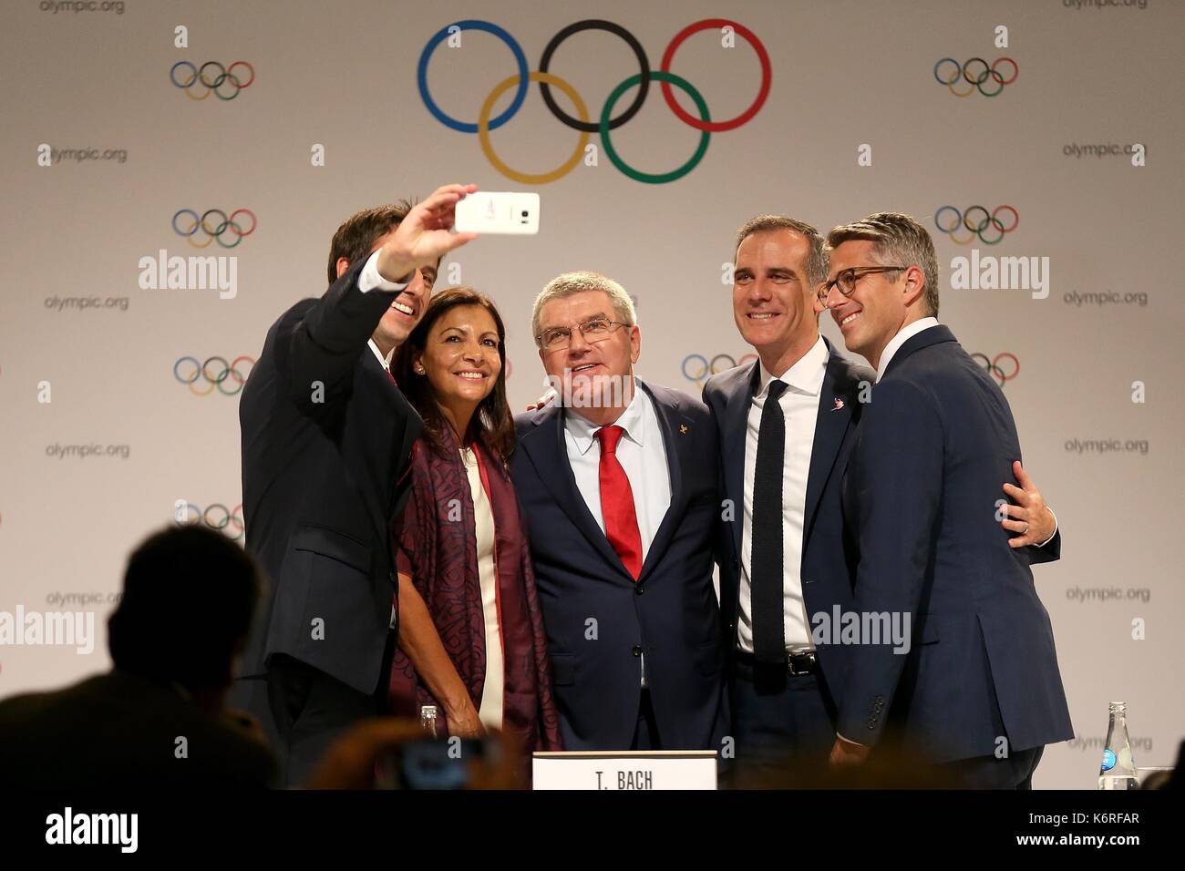 Lima, Peru. 13 Sep, 2017. Internationalen Olympischen Komitee Präsident Thomas Bach (C), Anne Hidalgo (2 l), Bürgermeister von Paris, Tony Estanguet (1 l), Ko-Vorsitzender von Paris 2024, Eric Garcetti (2. R), Bürgermeister von Los Angeles, und Casey Wasserman, der Vorsitzende des LA 2028 nehmen selfie nach einer gemeinsamen Pressekonferenz auf der UAD-2 IOC-Sitzung in Lima, Peru, Sept. 13, 2017. Das IOC macht historische Entscheidung, indem Sie gleichzeitig die Vergabe der Olympischen Spiele 2024 nach Paris und 2028 nach Los Angeles am Mittwoch. Credit: Li Ming/Xinhua/Alamy leben Nachrichten Stockfoto