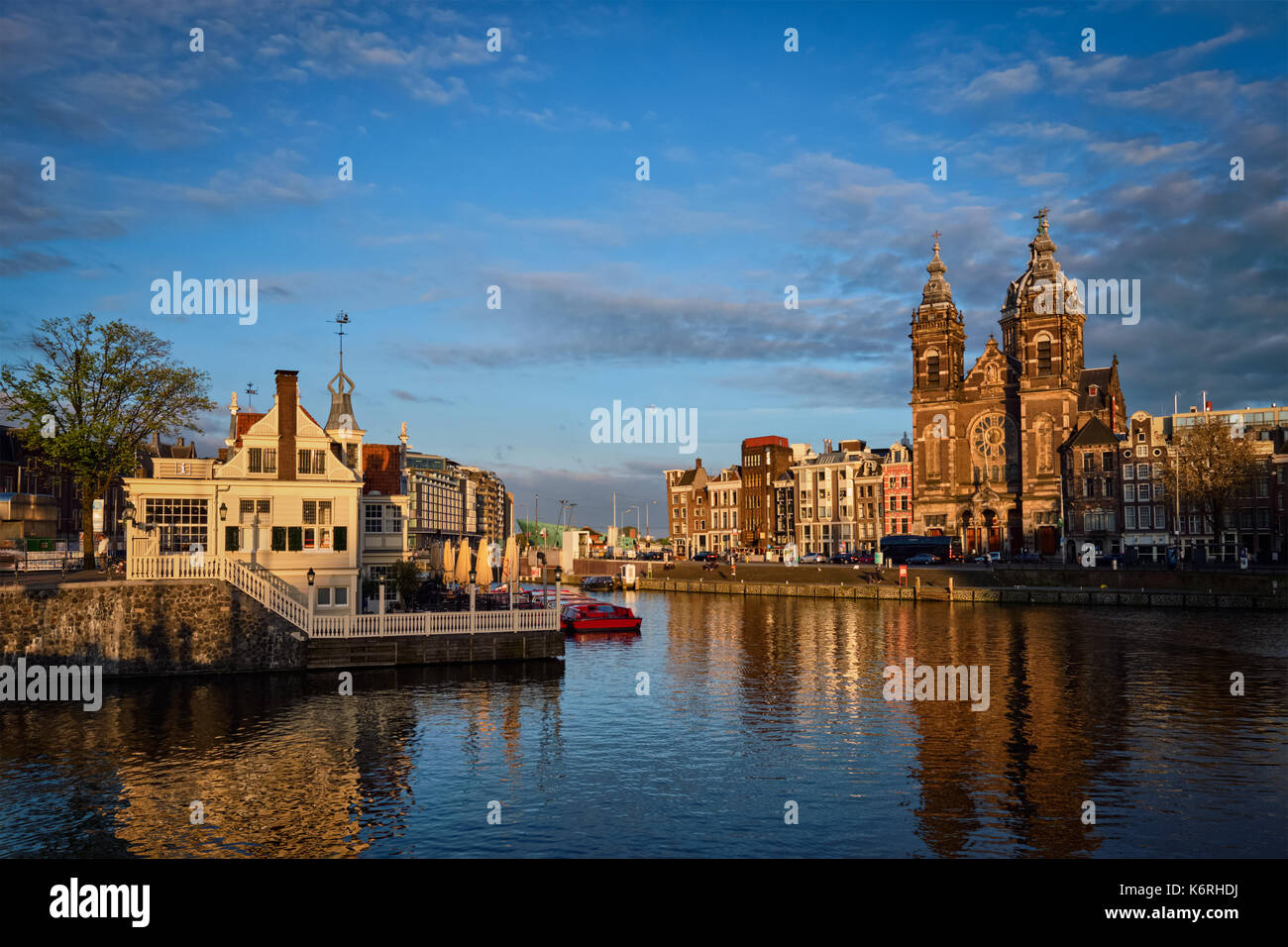 Amsterdam Canal und der Kirche des Heiligen Nikolaus auf Sonnenuntergang Stockfoto