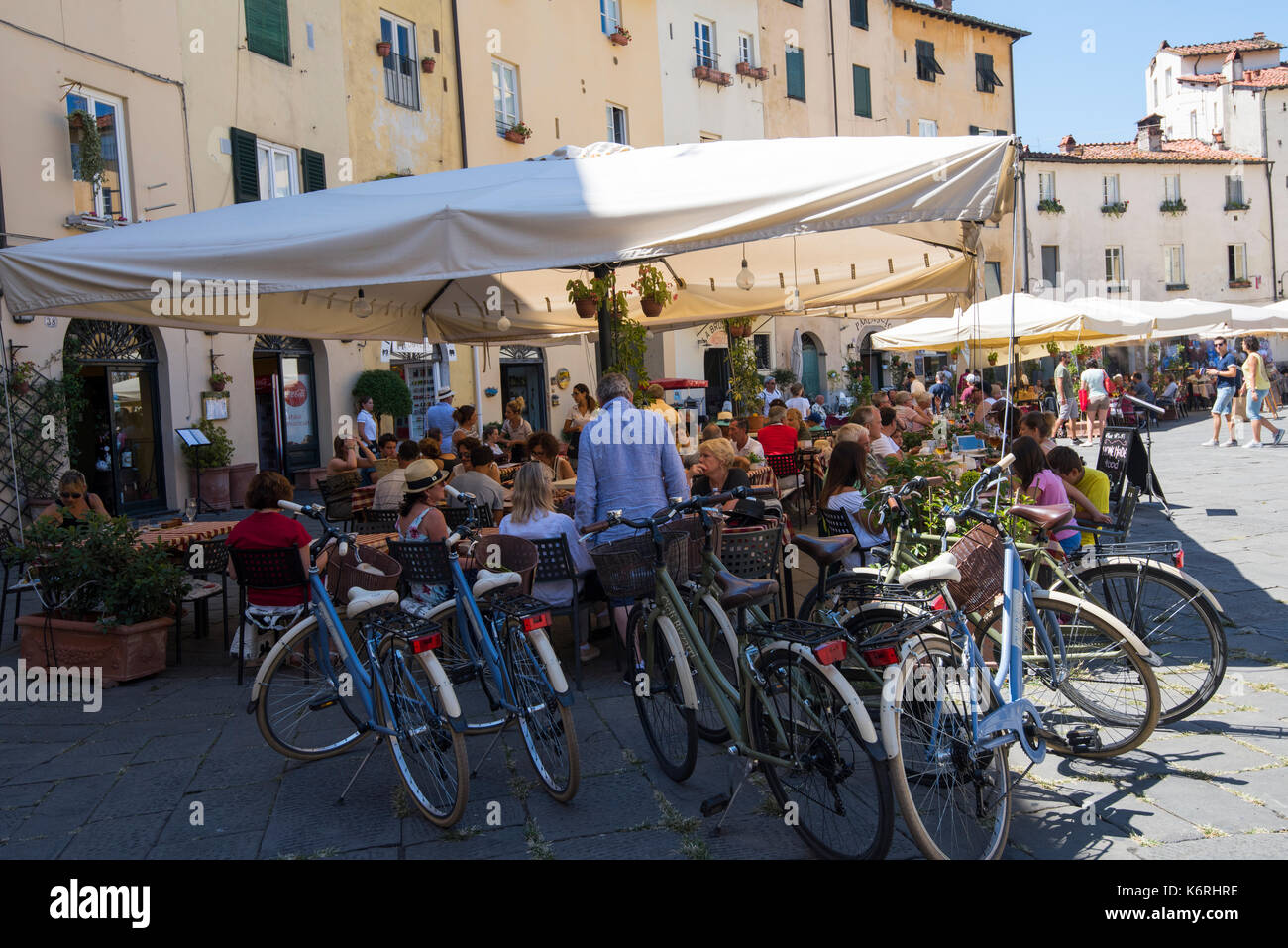 Einen sonnigen Sommertag in der Piazza Anfiteatro in Lucca, Toskana Italien Europa EU Stockfoto