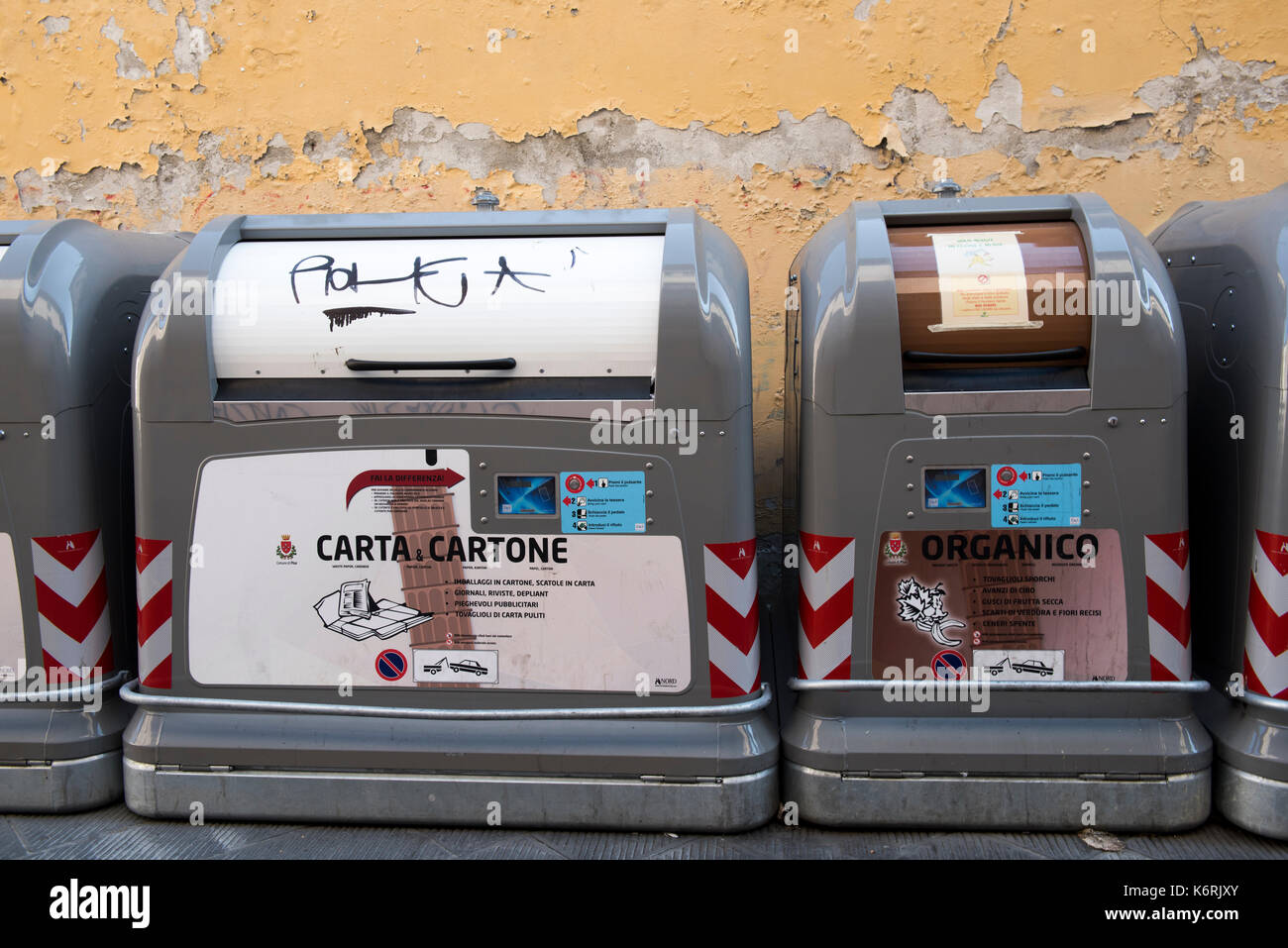 Recycling Bins in einer Seitenstraße in Pisa, Toskana Italien Europa EU Stockfoto