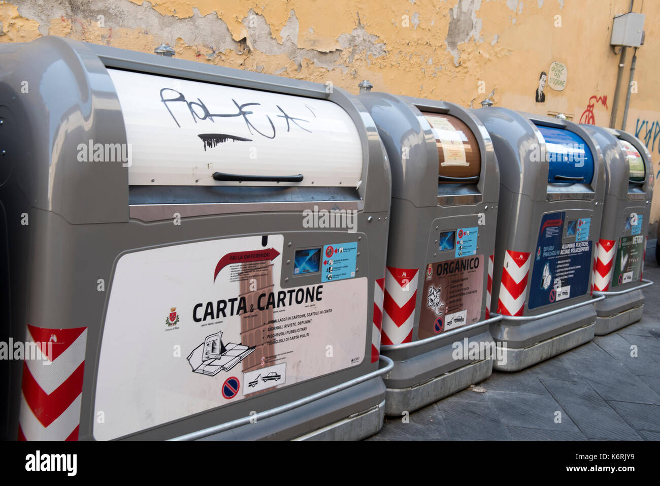 Recycling Bins in einer Seitenstraße in Pisa, Toskana Italien Europa EU Stockfoto