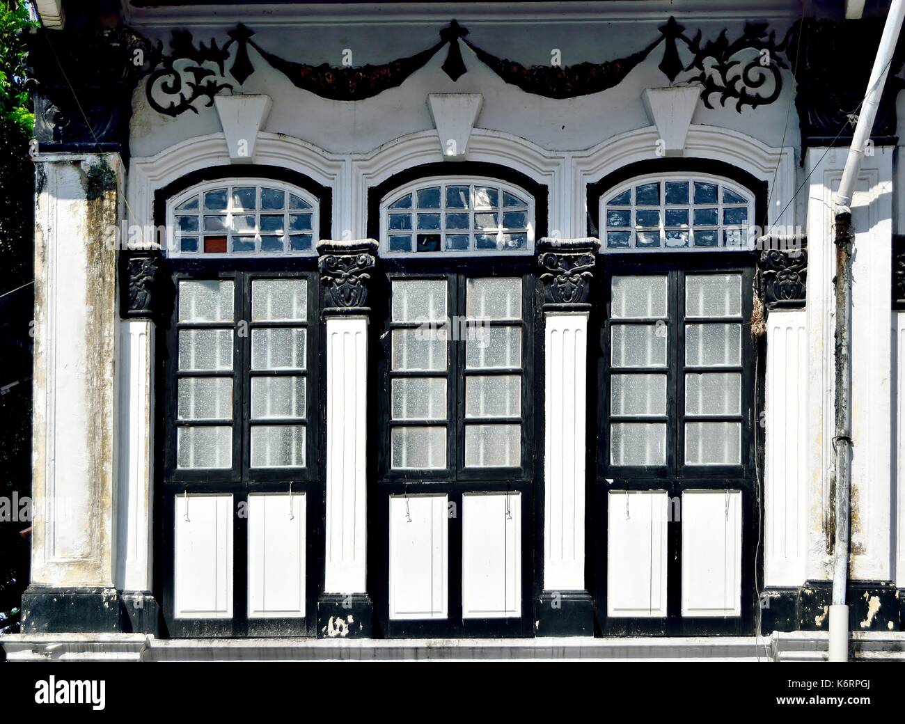 Traditionelle Singapur shop Haus außen mit Bogenfenstern und schwarze und weiße hölzerne Lamellenfensterläden im historischen Joo Chiat Gegend. Stockfoto