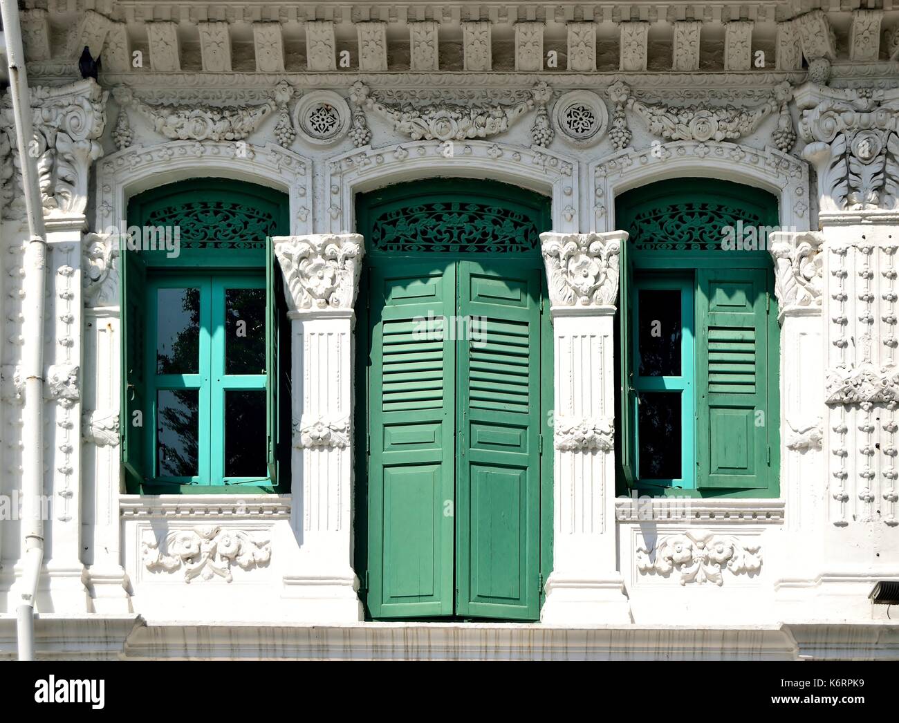 Traditionelle Singapur shop Haus außen mit Bogenfenstern und Grünen hölzerne Lamellenfensterläden im historischen Duxton Bereich. Stockfoto