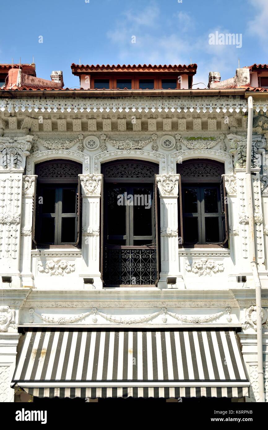 Das traditionelle Singapur shop Haus außen mit Bogenfenster, hölzerne Lamellenfensterläden und verzierten Säulen im historischen Kampong Glam Bereich Stockfoto