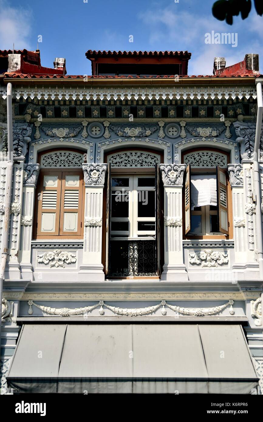 Traditionelle Singapur shop Haus außen mit Bogenfenster, hölzerne Lamellenfensterläden und verzierten Säulen im historischen Kampong Glam Bereich Stockfoto
