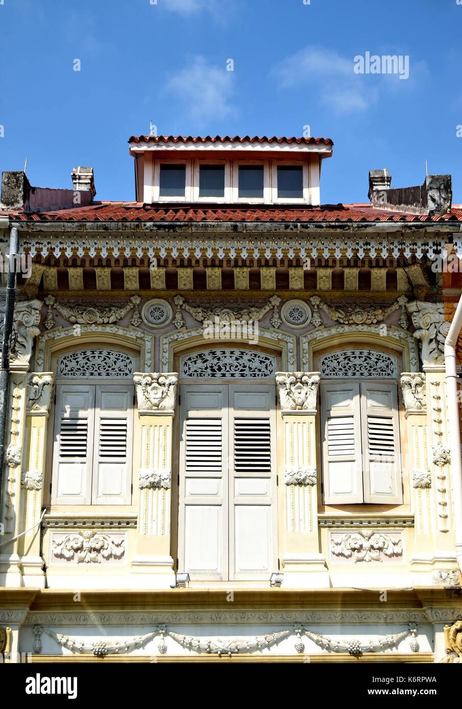 Traditionelle Singapur shop Haus mit Gaube Dachfenster und Fensterläden aus Holz im historischen Kampong Glam Stockfoto