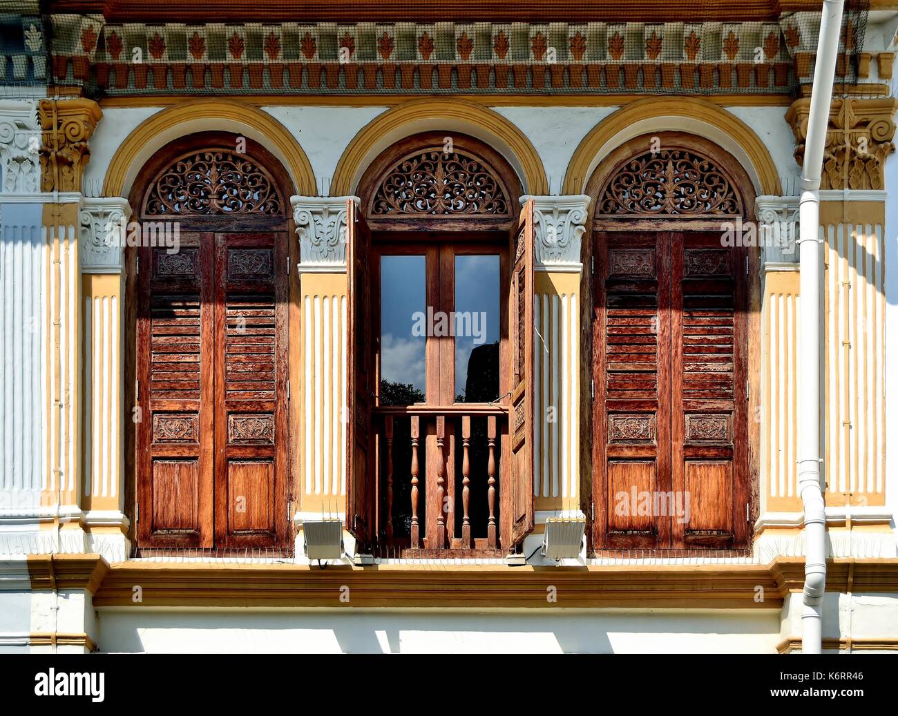 Traditionelle Singapur shop Haus außen mit Bogenfenster, hölzerne Lamellenfensterläden und verzierten Säulen im historischen Kampong Glam Bereich Stockfoto